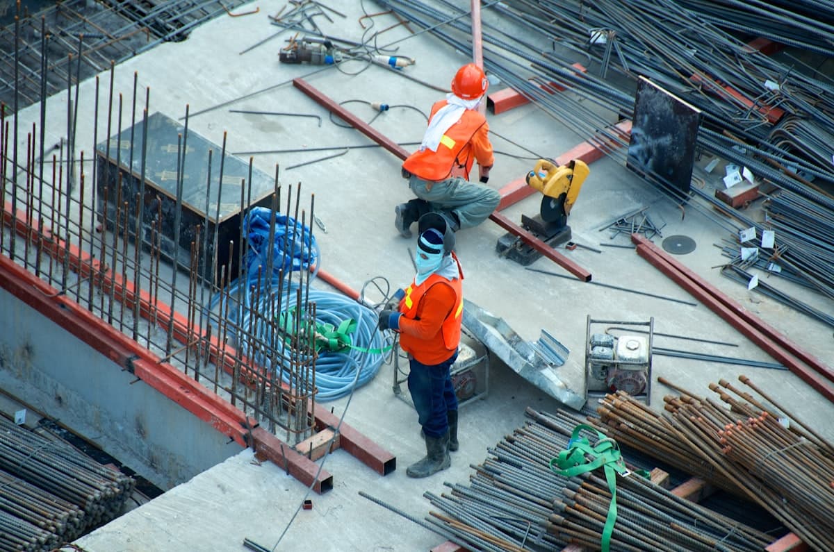 Equipo de construcción coordinando trabajos en obra
